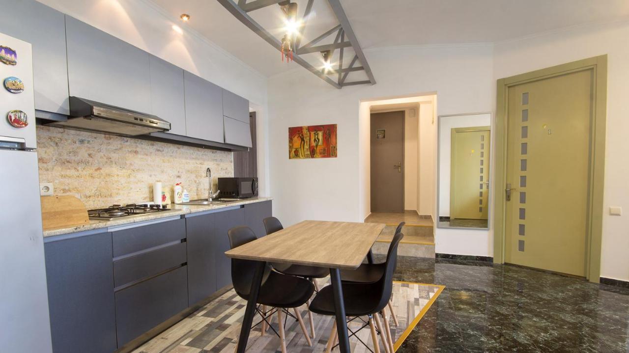 4 Bedroom Apartment On Liberty Square Tiflis Exterior foto